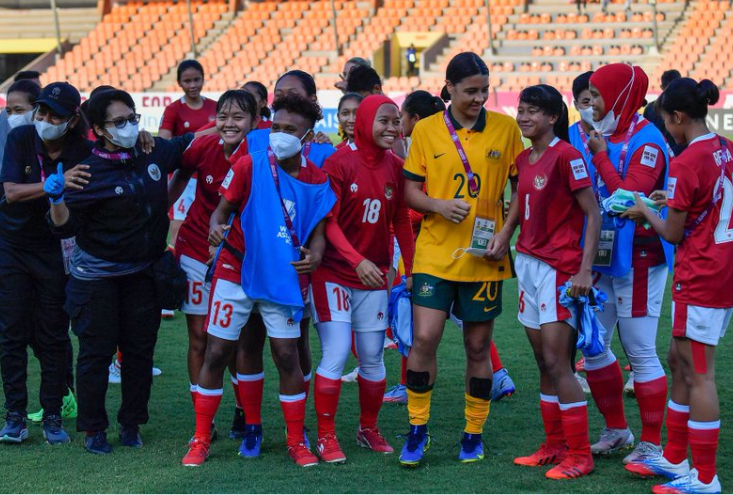 Foto Timnas Indonesia bersama striker Australia, Sam Kerr pasca pertandingan di Piala Asia, viral di media sosial. (Foto: Twitter)