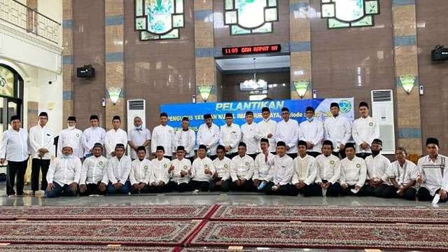 H. Imam Utomo, Ketua Dewan Pembina Yayasan Masjid Nurul Iman, Margorejo Indah, Surabaya, foto bersama pengurus dan takmir masjid. (Foto: Istimewa)