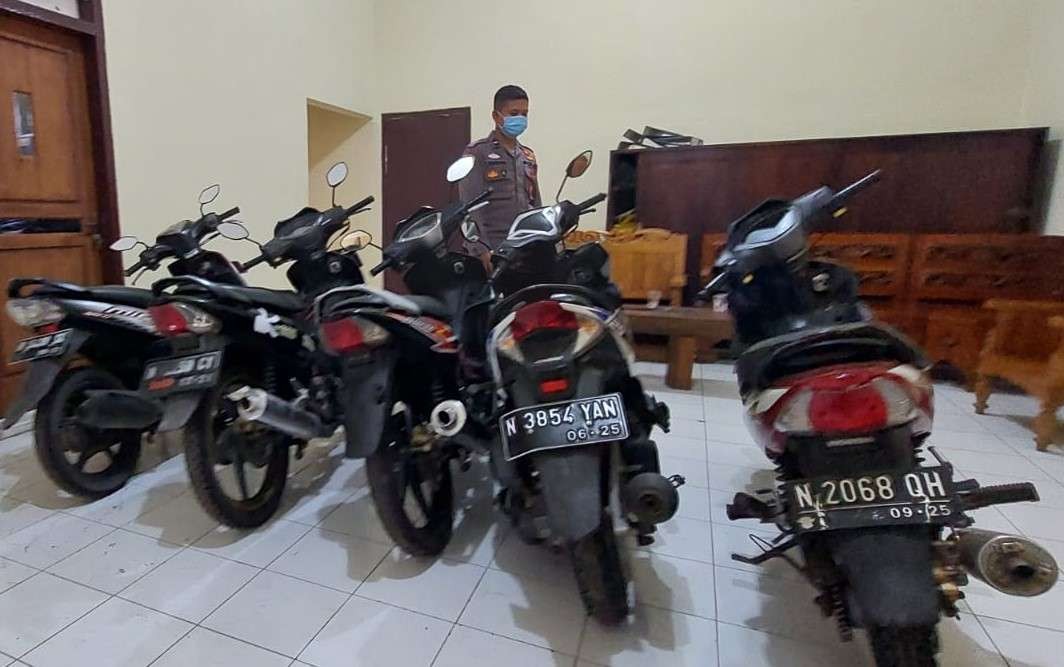Sebanyak lima motor curian yang diamankan Polsek Leces bersama sembilan tersangka pelaku. (Foto: Ikhsan Mahmudi/Ngopireng.id)