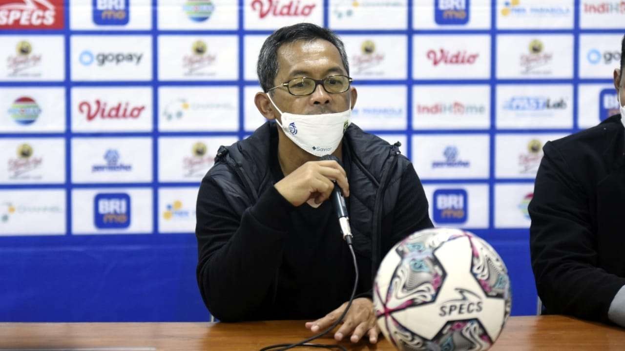 Pelatih Persebaya, Aji Santoso.