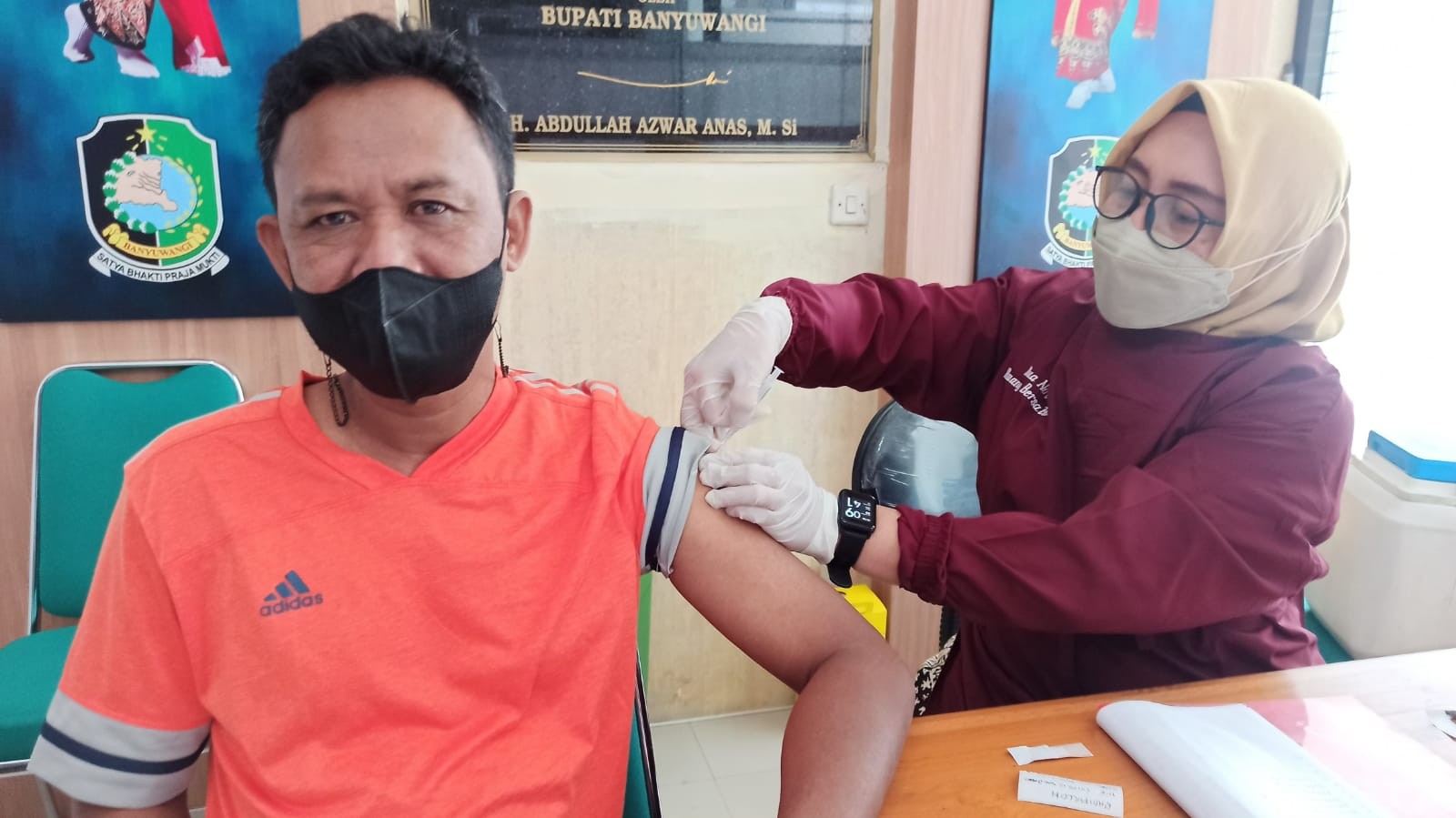 Saiful menerima suntikan vaksin covid-19 ketiga di RSUD Blambangan (foto:Muh Hujaini/Ngopibareng.id)