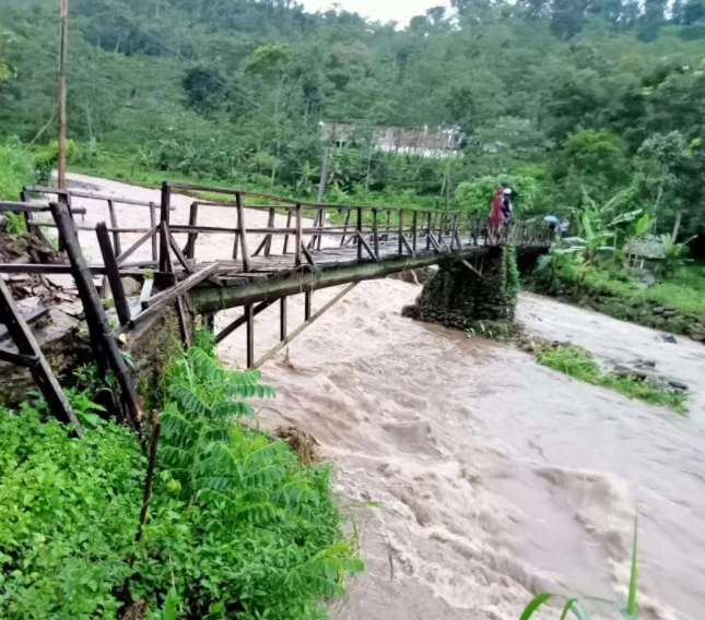 Ilustrasi Jembatan di Desa Gunggungan Kidul, Kecamatan Pakuniran, Kabupaten Probolinggo yang amblas diterjang banjir ini akan dibangun lagi. (Foto: Ikhsan Mahmudi/Ngopibareng.id)