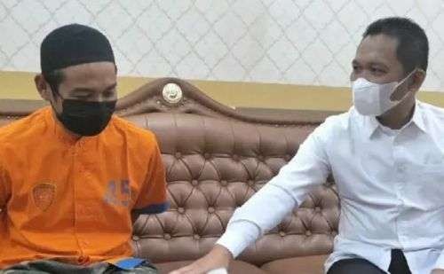Bupati Lumajang Thoriqul Haq bertemu tersangka penendang sesajen di Mapolres Lumajang. (Foto: Ant)
