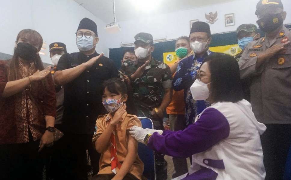 Siswa TK dan SD di Bondowoso Jawa Timur antusias disuntik vaksin Covid-19 sinovac dosis satu. (Foto: Guido Saphan/Ngopibareng.id)