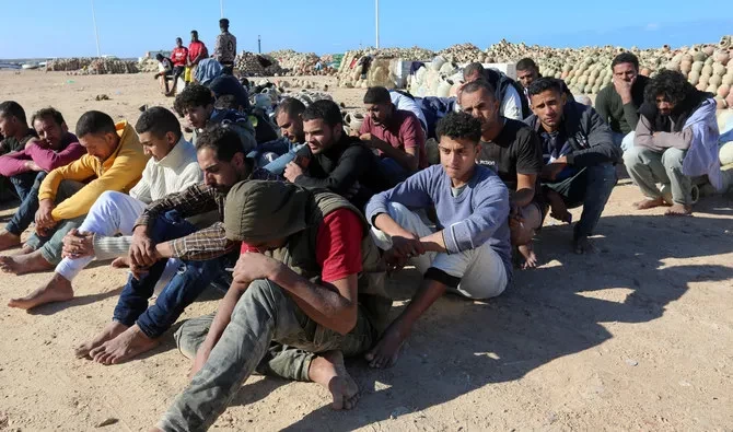 Para migran yang diselamatkan oleh garda nasional Tunisia dalam percobaan penyeberangan Laut Mediterania dengan kapal pada bulan Desember. Empat orang tewas setelah sebuah kapal yang membawa migran tujuan Eropa tenggelam di lepas pantai Tunisia pada hari Jumat. (Foto: AFP)
