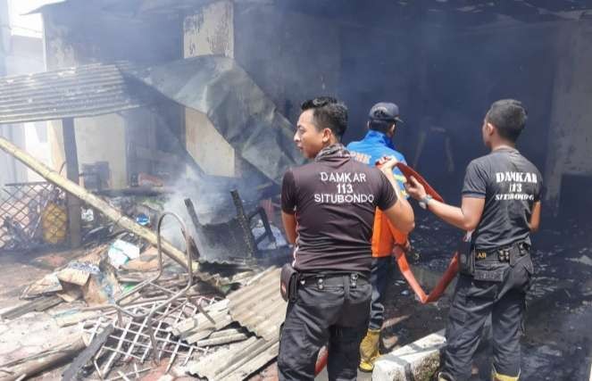 Petugas pemadam kebakaran memadamkan api yang menghanguskan gudang arsip Kantor Disdikbud Situbondo, Minggu 23 Januari 2022. (Foto: BPBD Situbondo)