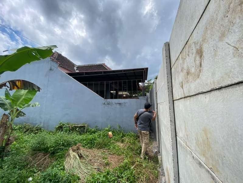 Salah satu rumah di Singosari, Malang yang terdampak pembangunan tembok pembatas pengembang perumahan (Foto: Lalu Theo/ngopibareng.id)
