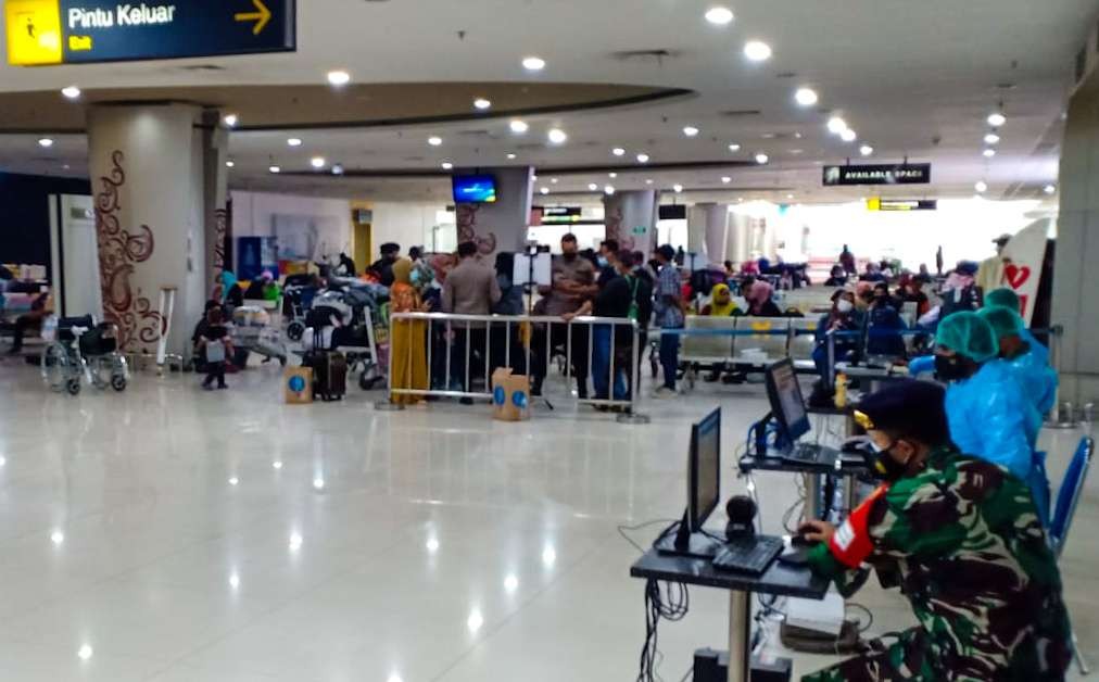 Proses screening kedatangan penumpang luar negeri di Bandara Internasional Juanda. (Foto: Istimewa)