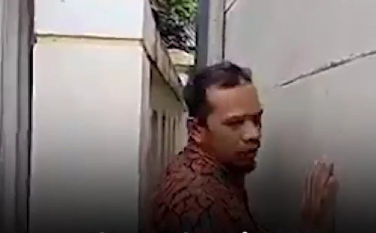 Video seorang warga menunjukkan bangunan tembok milik pengembang yang berdiri, menutup akses jalan keluar pintu rumahnya, di Singosari, Malang. (Foto: tangkapan layar)