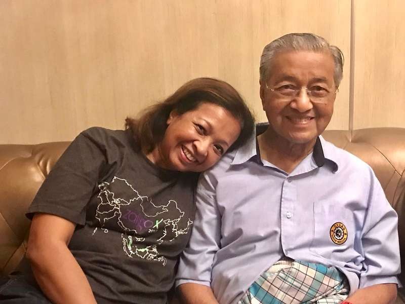 Marina Mahathir dan ayahnya, Mahathir Mohamad (Foto: Malay-Mail)