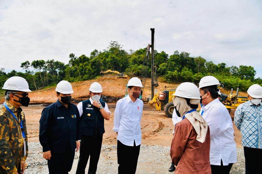 Presiden Jokowi setelah upacara peletakan batu pertama proyek hilirisasi batu bara di Muara Enim, Sumsel. (Foto: Setpres)