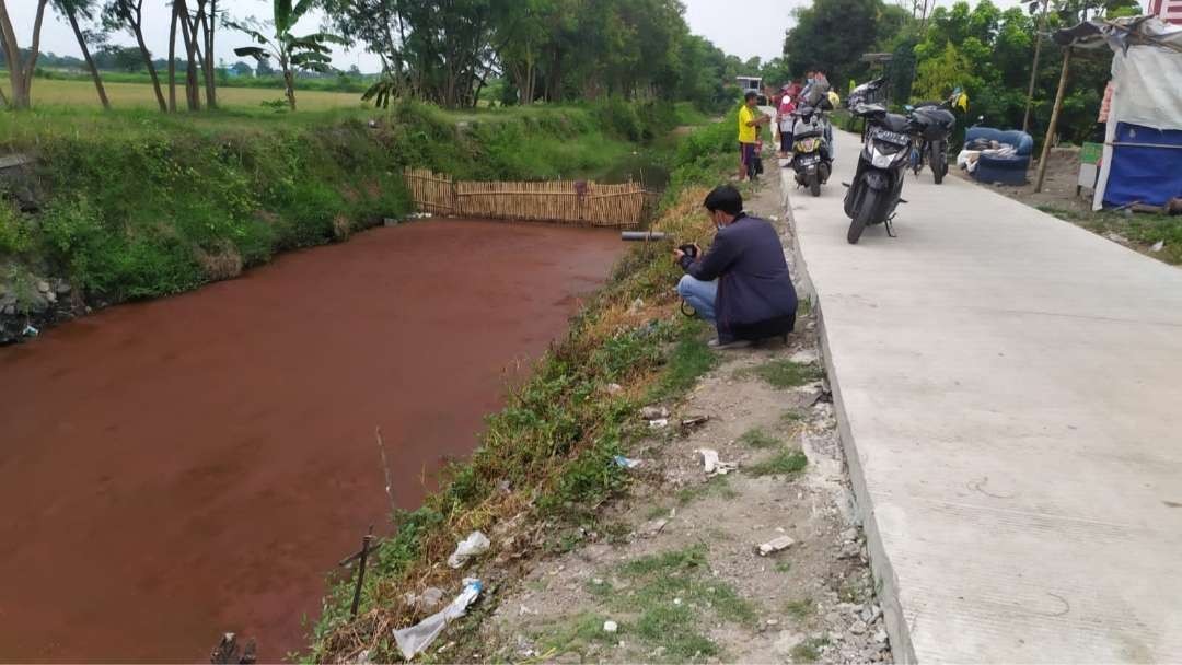 Sungai Ledeng di Mojokerto berwarna merah, Kamis 6 Januari 2022.(Dok. Ngopibareng)