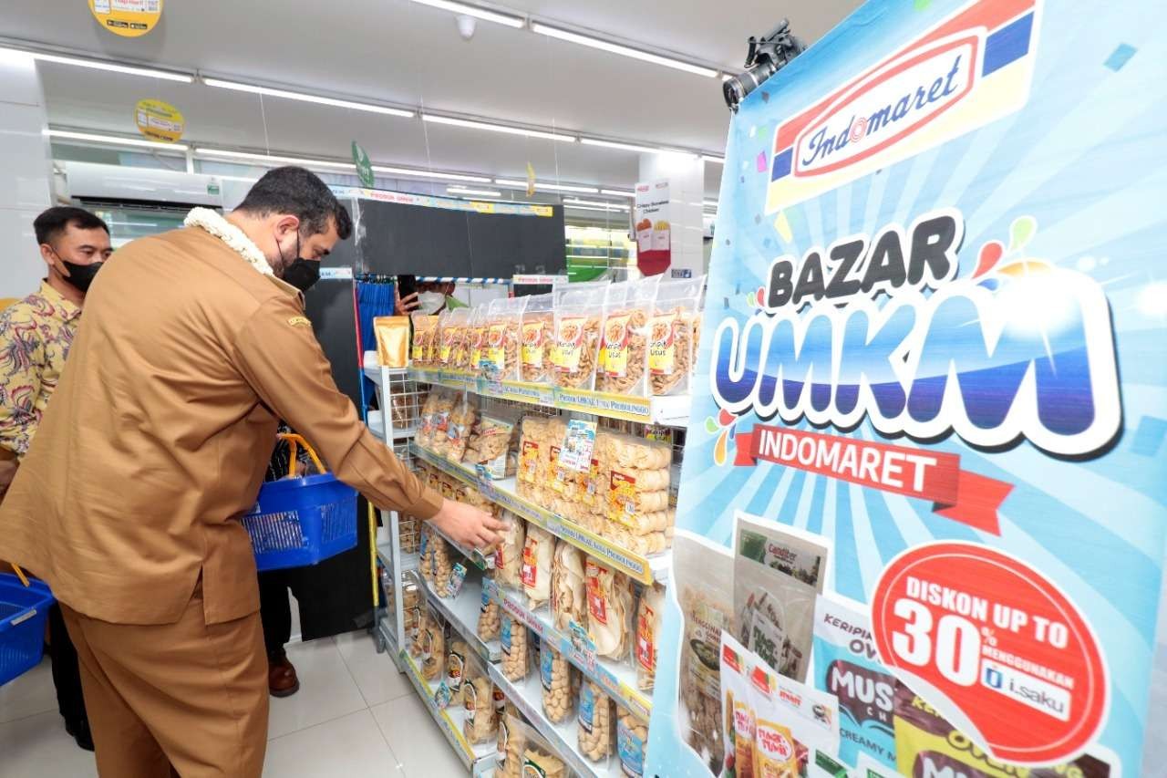 Walikota Habib Hadi Zainal Abidin saat meluncurkan (launching) tujuh produk UMKM di sebuah toko swalayan di Probolinggo, Jawa Timur. (Foto: Ikhsan Mahmudi/Ngopibareng.id)