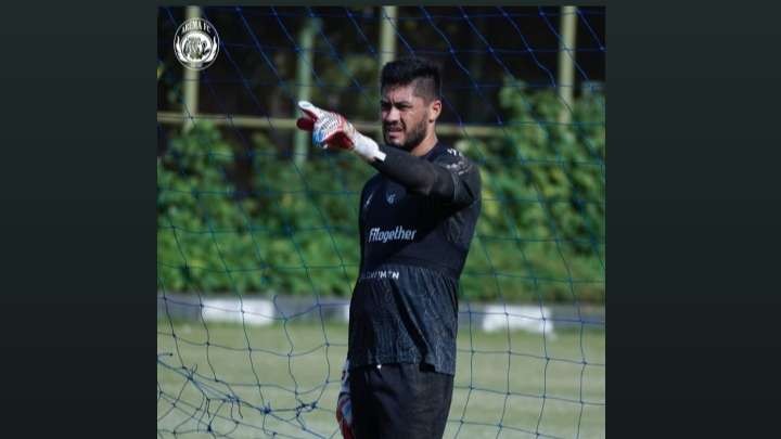 Penjaga Gawang Arema FC, Adilson Maringa yang sempat terkonfirmasi Covid-19 kini sudah iku berlatih kembali (Instagram:@aremafcofficial)