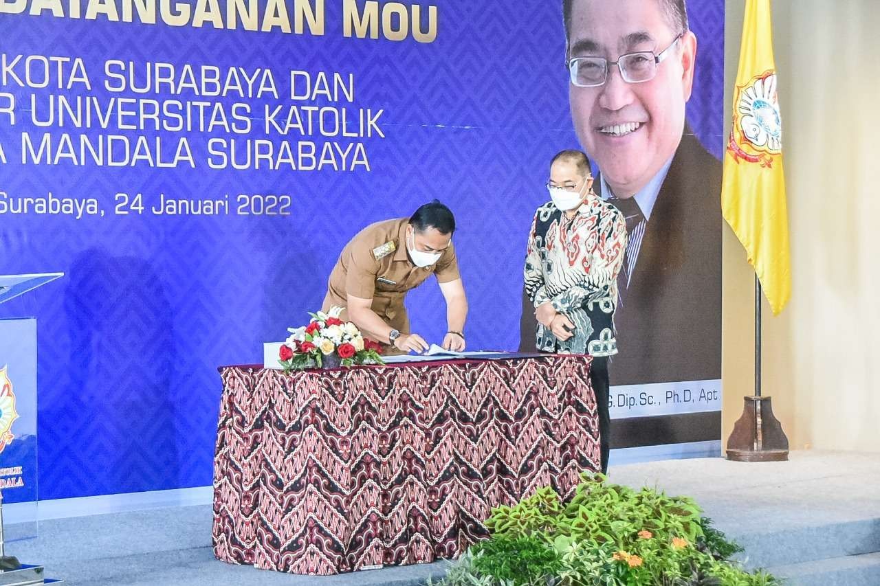 Walikota Surabaya, Eri Cahyadi melakukan MoU bersama dengan Rektor UKWMS Kuncoro Foe terkait pengembangan UMKM di Kampus UKWMS, Surabaya, Senin 24 Januari 2022. (Foto: Fariz Yarbo/Ngopibareng.id)