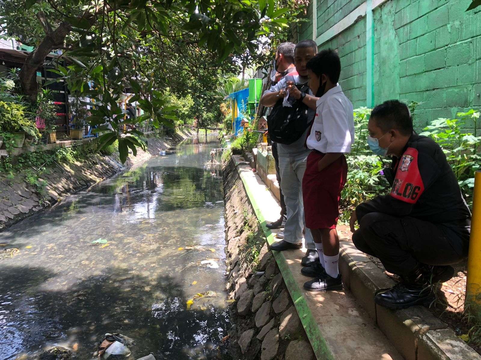 Rafli, bocah SD ini menemukan janin dalam toples di selokan Jalan Kutisari Selatan, Surabaya, Senin 24 Januari 2022. (Foto: Command Centre 112)