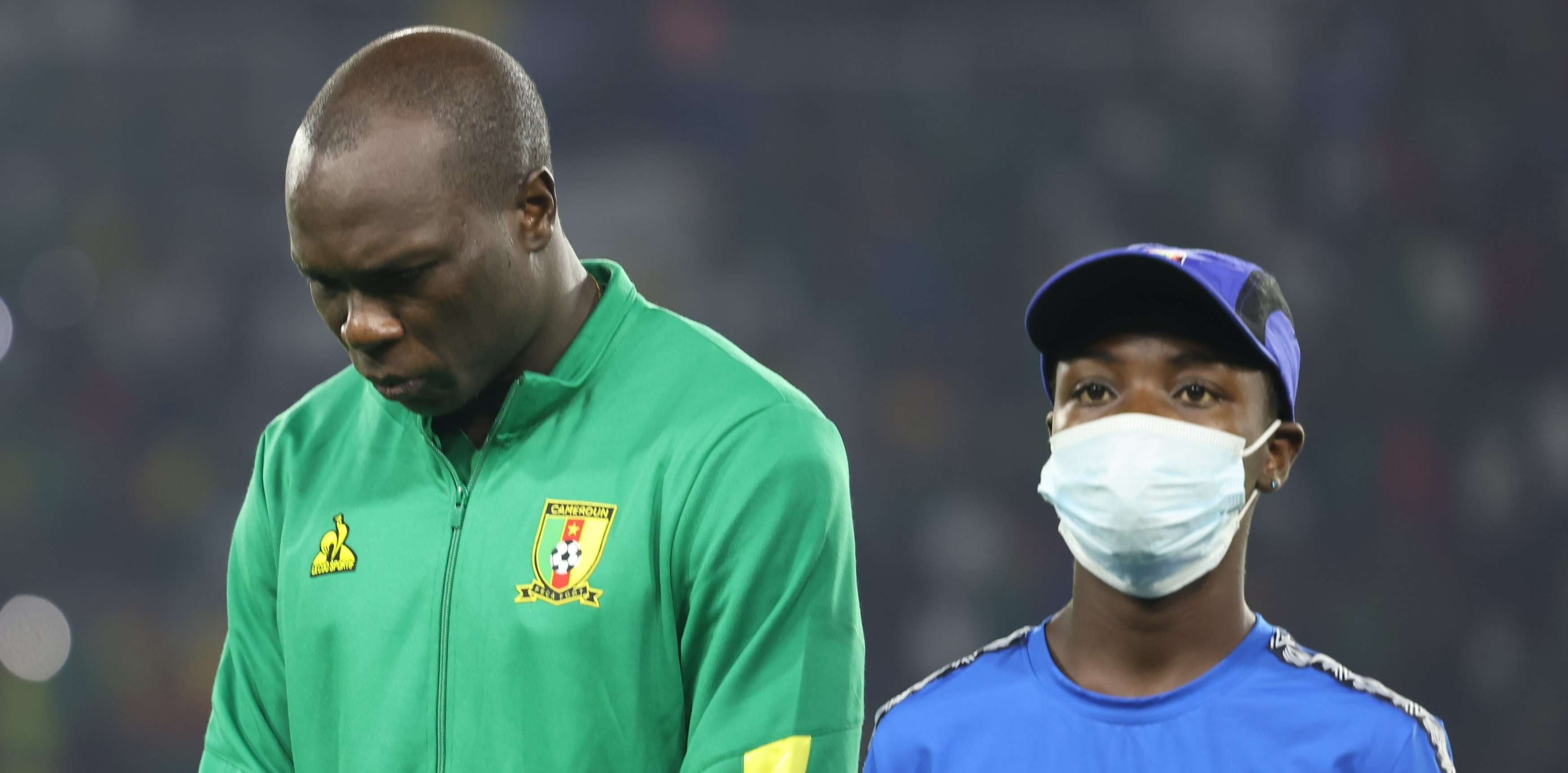 Pemain Kamerun ini mengheningkan cipta untuk suporter mereka yang tewas sebelum pertandingan. (Foto: Twitter)