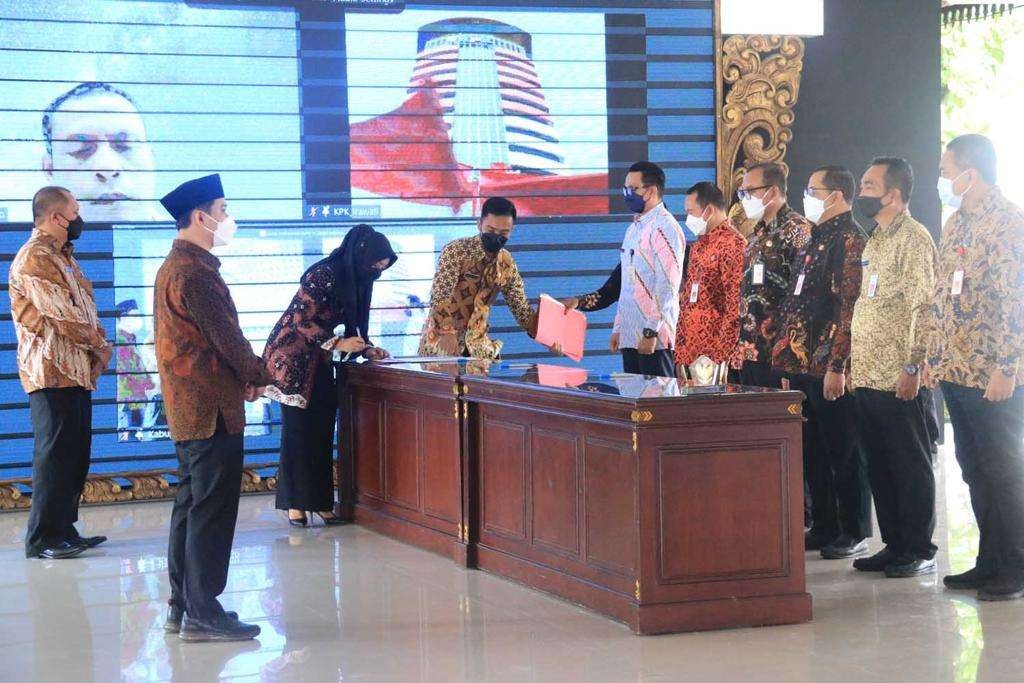 Pejabat tinggi Pratama Pemkab Mojokerto menandatangani pakta integritas di hadapan Bupati Mojokerto.(Foto: Deni Lukmantara/Ngopibareng.id)