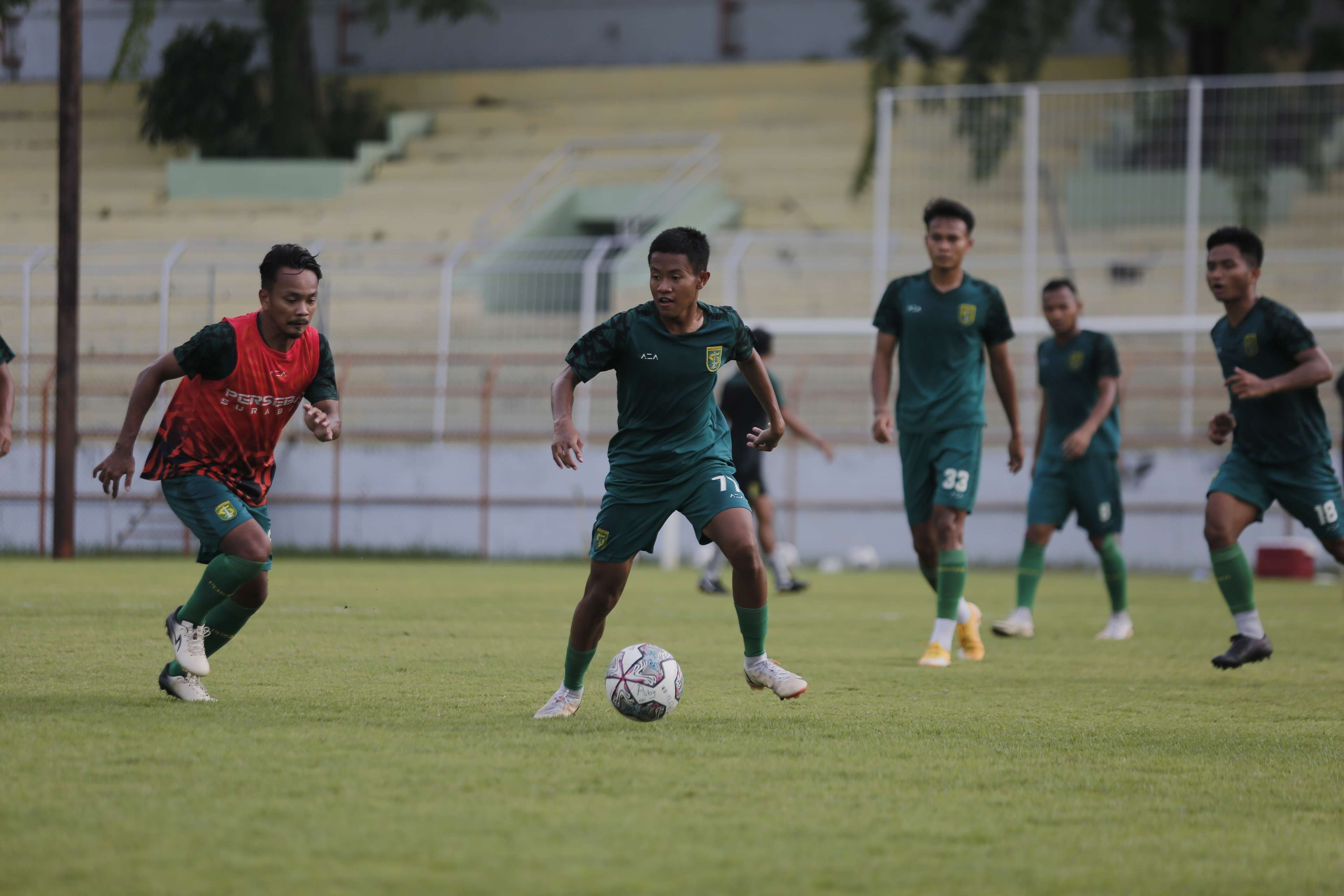 Pemain Persebaya saat menjalani latihan di Stadion Gelora 10 November, Surabaya. (Foto: Istimewa)