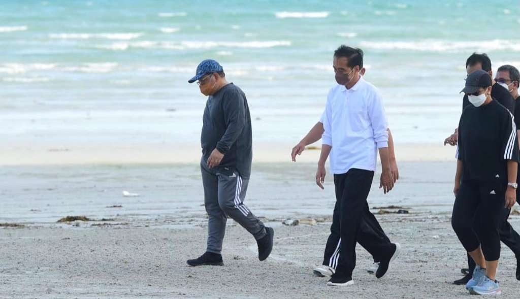 Presiden Jokowi jalan sehat di Bintan jelang pertemuan dengan PM Singapura ( foto: Setpres)