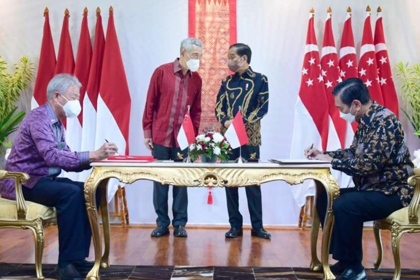 Presiden Jokowi dan PM Singapura Lee Hsien Loong menandatangani MoU kerja sama pemulihana ekonomi. (Foto: Setpres)
