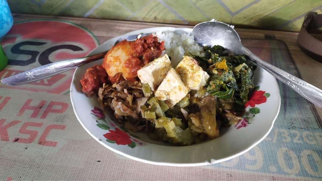 Satu porsi makanan sego jamu Pak Pri.(Foto: Deni Lukmantara/Ngopibareng.id)
