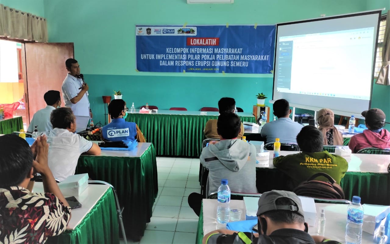 Pelatihan karya jurnalistik untuk warga terdampak Erupsi Semeru Lumajang. (Foto: Plan Indonesia)