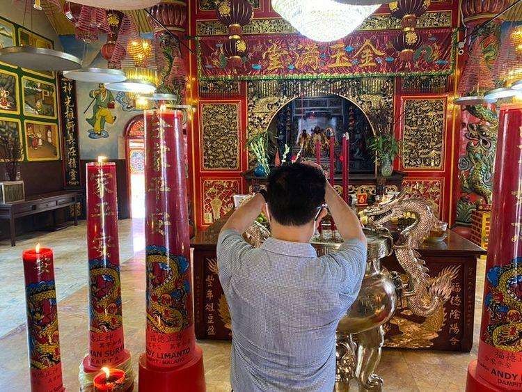 Prosesi sembahyang agama Khonghucu di Klenteng Eng An Kiong, Kota Malang (Foto: Lalu Theo/ngopibareng.id)