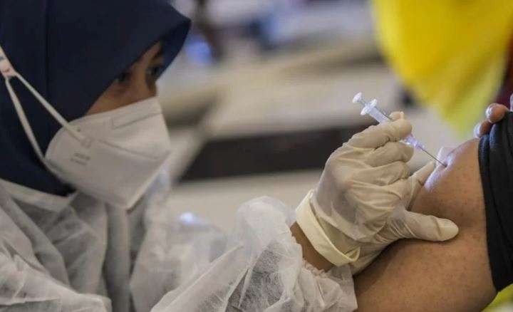 Petugas kesehatan menyuntikkan vaksin COVID-19 dosis ketiga kepada warga saat vaksinasi booster COVID-19 di Jiexpo Kemayoran, Jakarta, Selasa (25/1/2022). ANTARA FOTO/Galih Pradipta/rwa. (Foto: Antara/GalihPradipta)