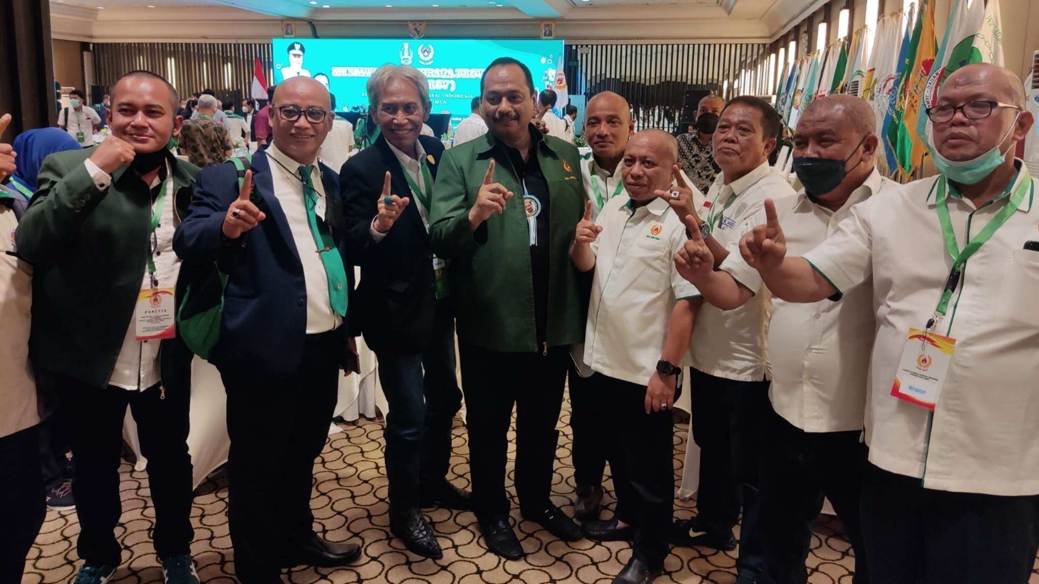 Ketua KONI Jatim terpilih, M Nabil (tengah) menerima permintaan foto bersama usai terpilih dalam Musprov KONI Jatim 2022 di Hotel Bumi, Surabaya, Rabu 26 Januari 2022. (Foto: Fariz Yarbo/Ngopibareng.id)