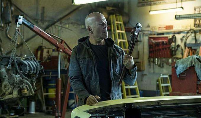 Salah satu adegan Bruce Willis hendak membalaskan dendam kematian istrinya di film Death Wish. (Foto: IMDb)