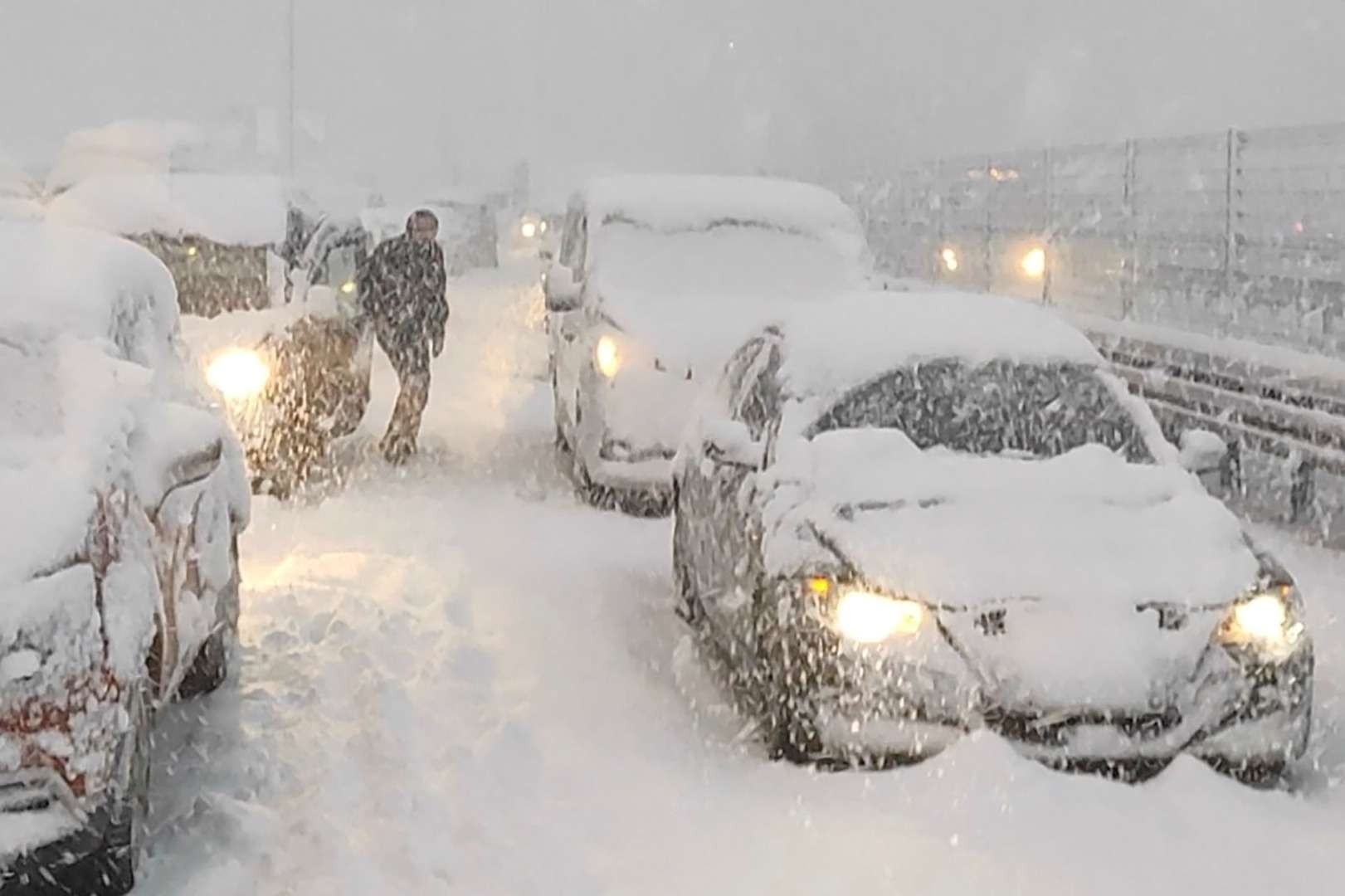 Mobil terdampar diselimuti salju menyusul hujan salju lebat di Istanbul, Turki, Senin 24 Januari 2022 dalam gambar yang diperoleh dari video media sosial. (Foto: Istimewa)