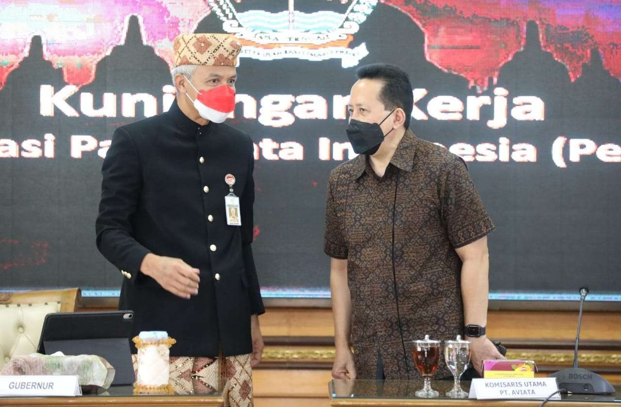 Komisaris Utama PT Aviasi Pariwisata Indonesia (Persero) Triawan Munaf memuji penampilan Gubernur Jawa Tengah Ganjar Pranowo. (Foto: Ist)
