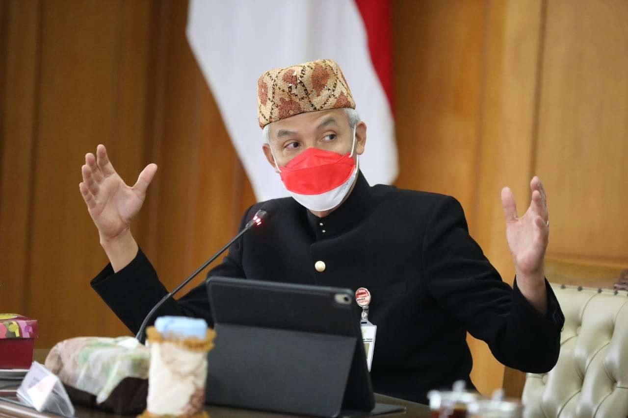 Gubernur Ganjar mengenakan pakaian adat Lampung. (Foto: Dok Jateng)