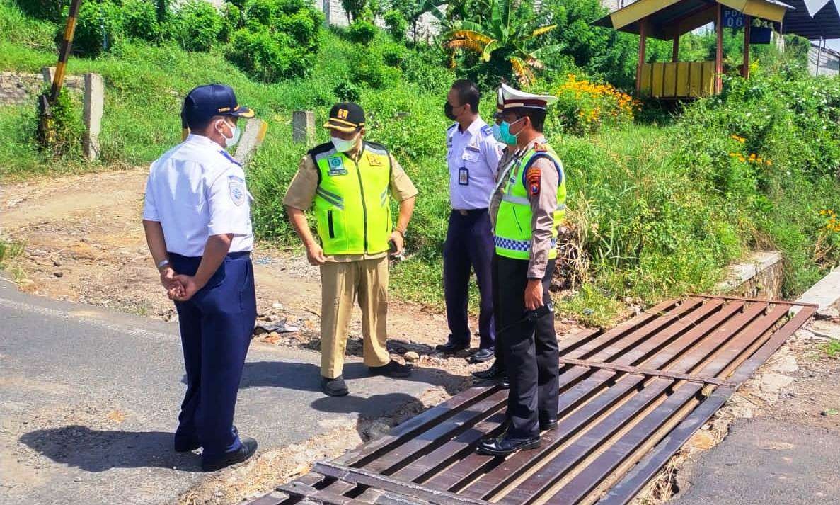 Petugas mengecek kondisi jalan argopuro di dekat perlintasan sebidang kereta api (foto: istimewa)
