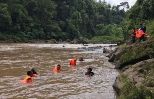 Tim gabungan melakukan pencarian terhadap korban Anang yang diduga hanyut terbawa arus Sungai Sampean Baru Bondowoso.(foto: Guido/ngopibareng.id)