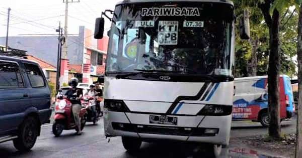 Salah satu bus pengangkut karyawan PT KTI milik salah satu vendor sedang berhenti di pinggir jalan. (Foto: Istimewa)