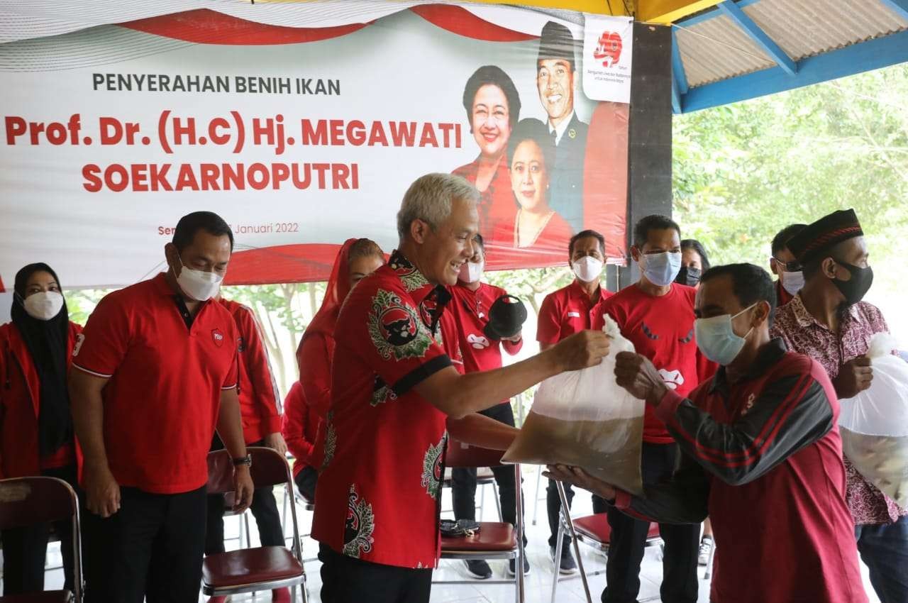 Gubernur Ganjar Pranowo menyerahkan bantuan benih ikan kepada warga di Waduk Jatibarang, Semarang. (Foto: Istimewa)