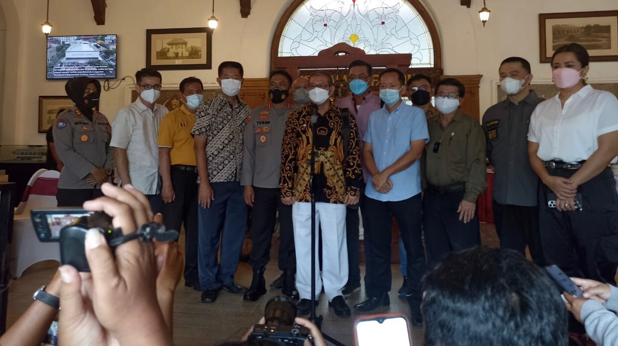 Kapolrestabes Surabaya, Kombes Pol Akhmad Yusep Gunawan bersama perwakilan kelompok Tionghoa di Mapolrestabes Surabaya. (Foto: Andhi Dwi/Ngopibareng.id)