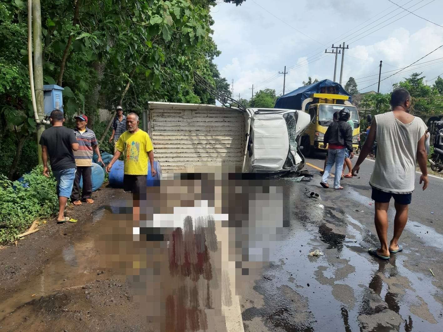 Kondisi korban meninggal dan kondisi pikap yang terlibat kecelakaan terguling di lokasi (Foto:Rusdi/Ngopibareng.id)