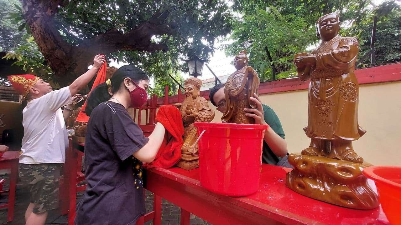 Pengurus Klenteng Tri Dharma Sumber Naga, Kota Probolinggo membersihkan sejumlah patung dewa, menyambut Tahun Baru Imlek 2573 Kongzilli. (Foto: Ikhsan Mahmudi/Ngopibareng.id)