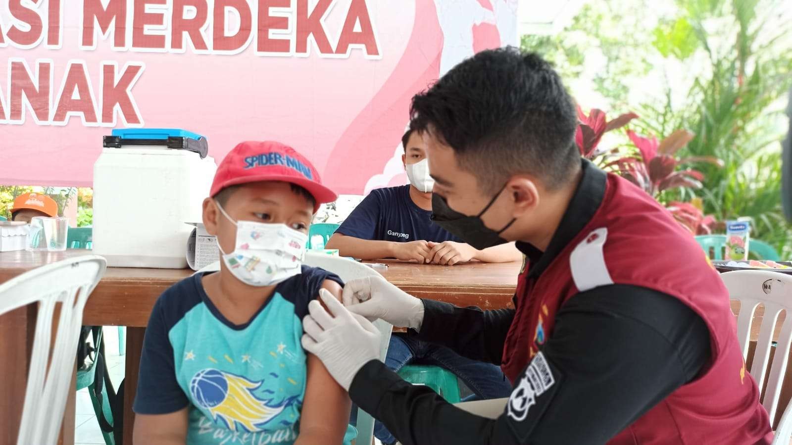 Seorang siswa SD menerima suntikan vaksin Covid-19 jenis Sinovac. (Foto: Muh Hujaini/Ngopibareng.id)