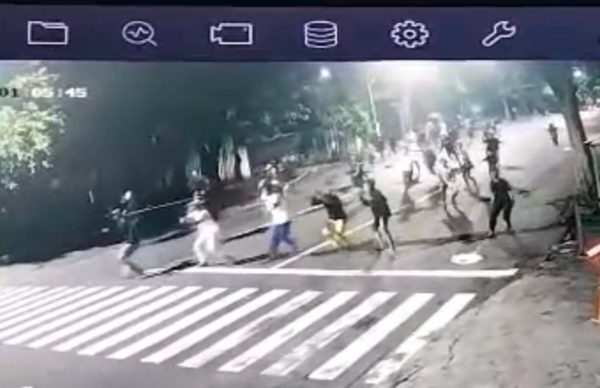 Rekaman CCTV tawuran remaja yang diduga terjadi di Jalan Karangmenjangan (Foto: Istimewa)