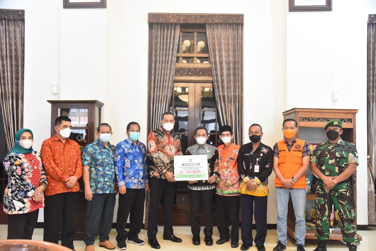 Bupati Lumajang Thoriqul Haq menerima bantuan dari Pemkot Bekasi. (Foto: Kominfo Lumajang)