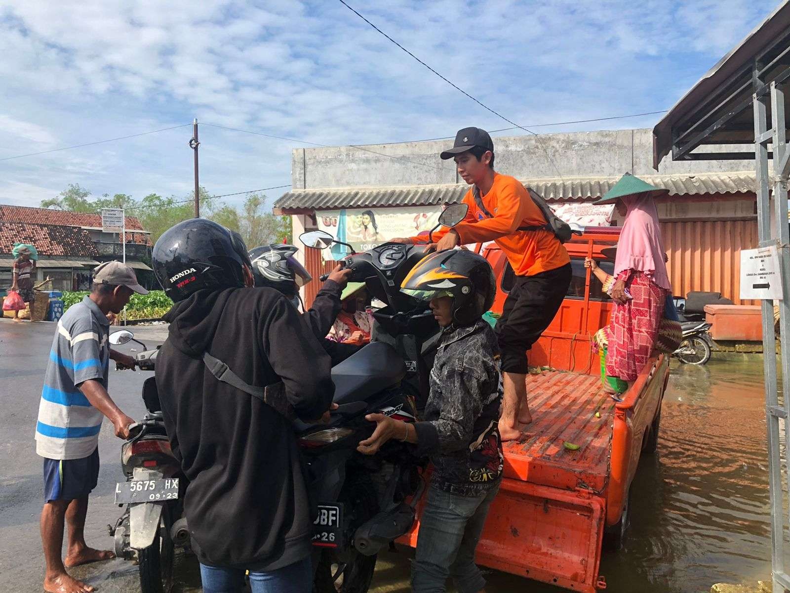 Pemkab Lamongan menurunkan bantuan transportasi gratis bagi korban banjir dari BPBD dqn Satpol PP. (Foto: Imron Rosidi/Ngopibareng.id)
