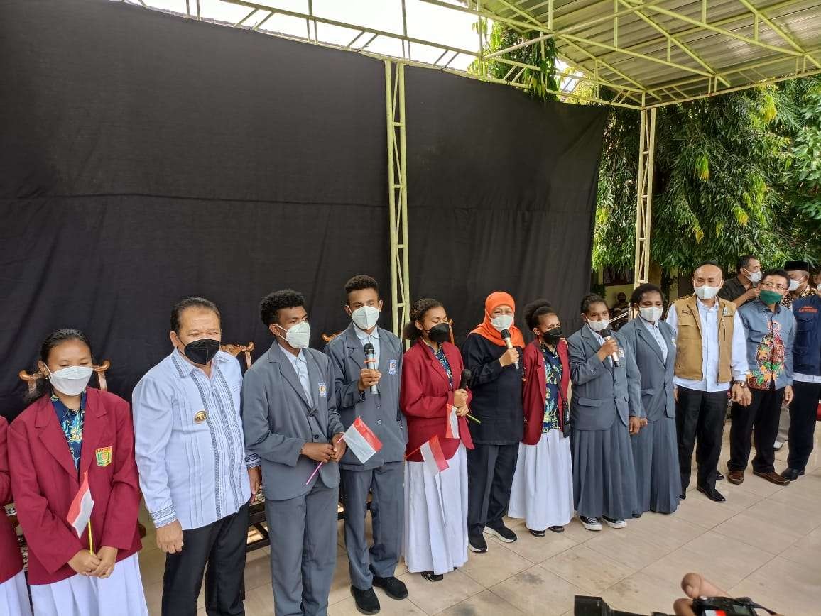 Gubernur Jawa Timur Khofifah Indah Parawansa menyanyikan lagu daerah Papua bersama siswa asal Papua di SMA Pakusari Jember (Foto:Rusdi/Ngopibareng.id)