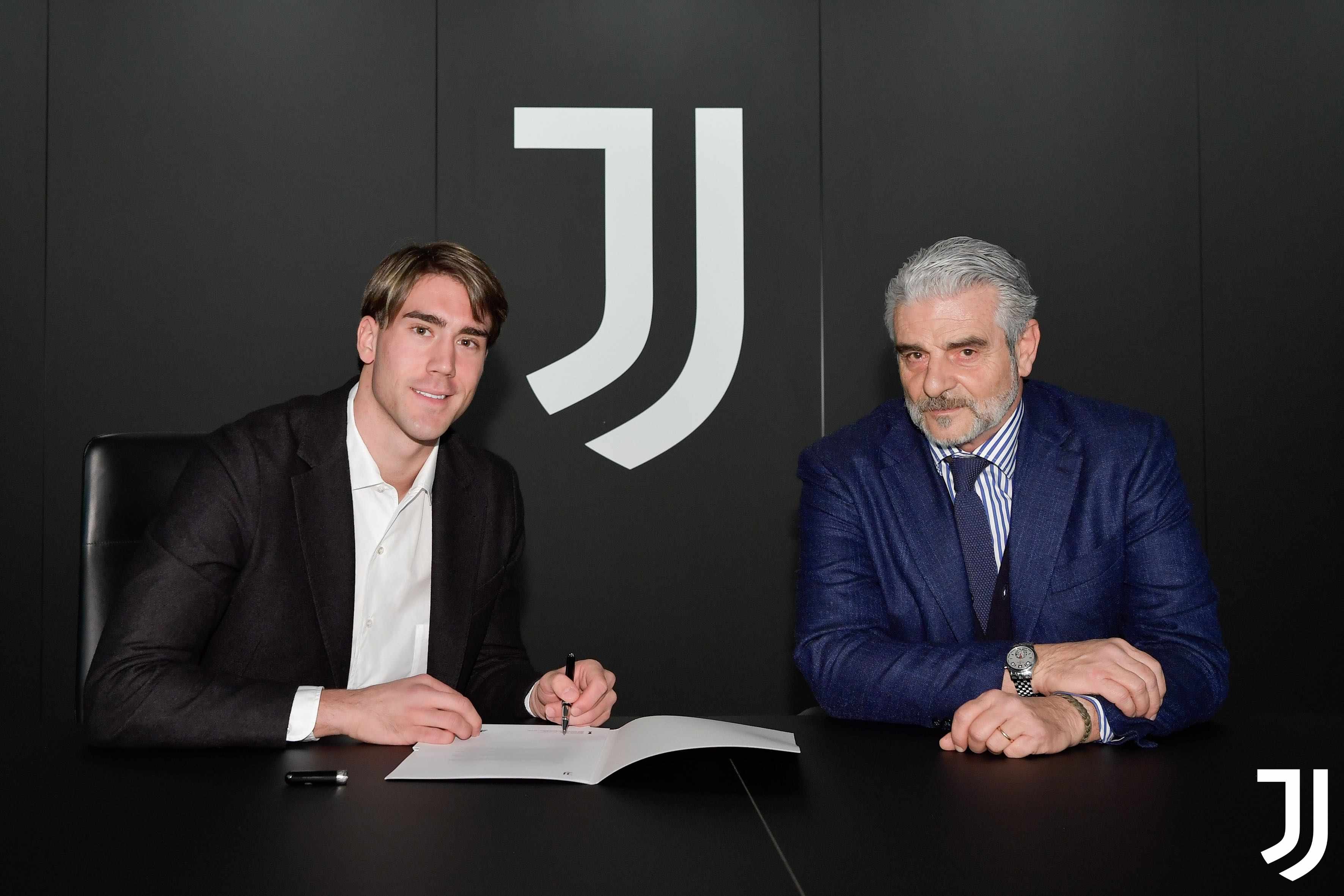 Dusan Vlahovic tanda tangan kontrak dengan Juventus. Nilai kontrak Rp 1,1 triliun plus bonus. (Foto: Twitter Juventus)
