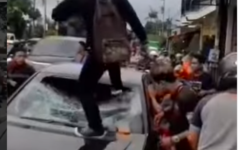 Tangkapan layar massa yang merusak kaca mobil Mercy di Yogyakarta