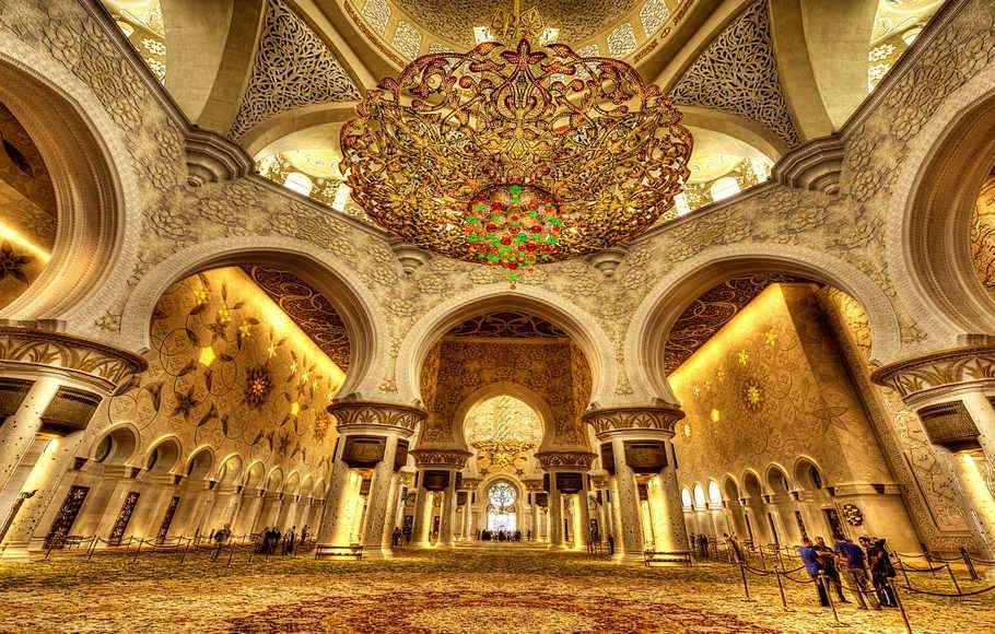 Ornamen yang indah di dalam masjid menunjukkan kedalaman penghayatan iman. (Ilustrasi)