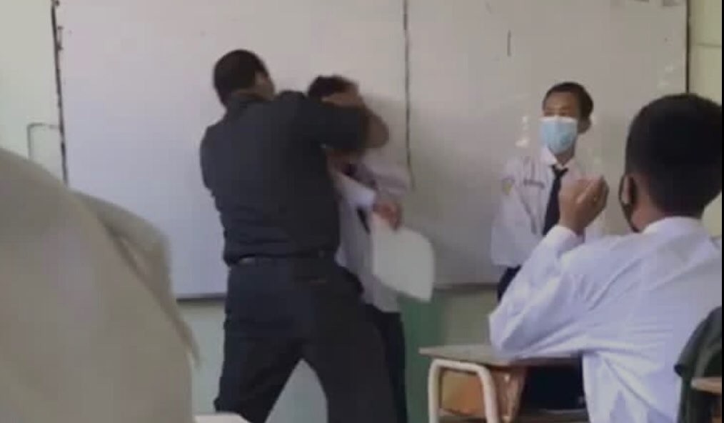 Potongan video seorang guru SMPN 49 melakukan kekerasan terhadap muridnya. (Foto: istimewa)